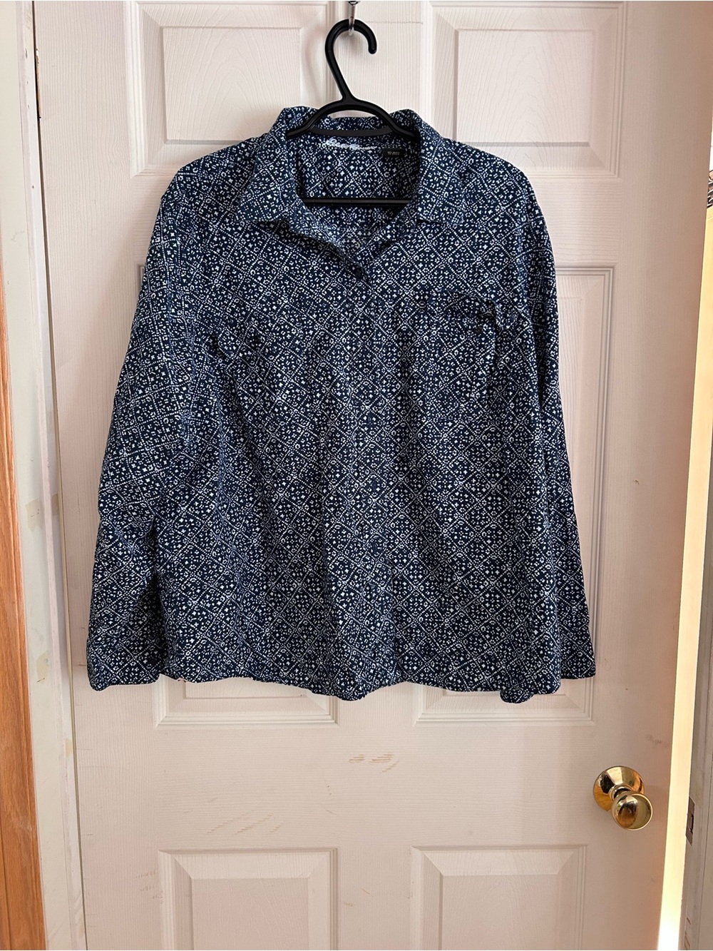 Ladies Eddie Bauer Navy and White Button-Up Shirt Size XXL